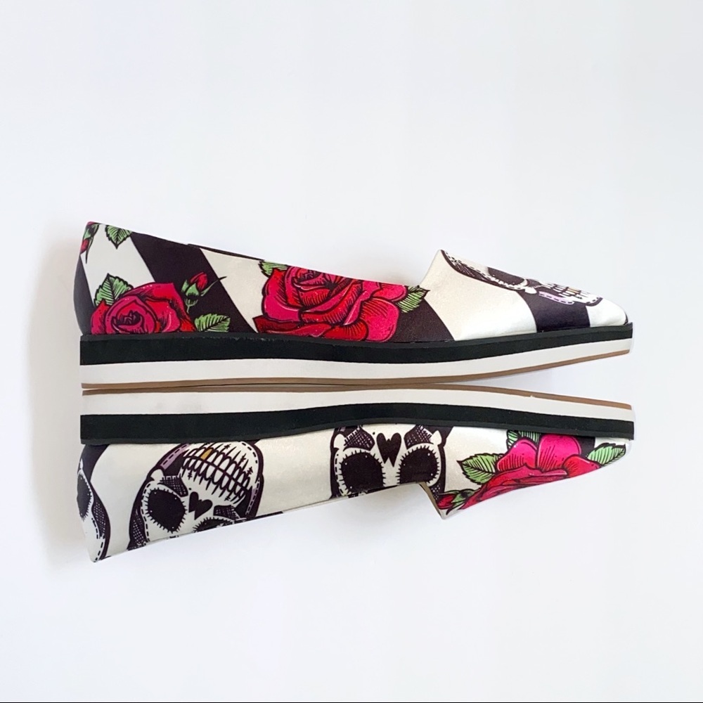 Taylor says Tayquila black white stripe skull red roses flower pointed toe flats - Picture 5 of 11